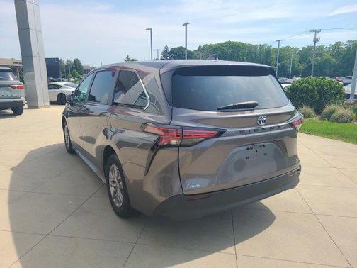 2022 Toyota Sienna LE
