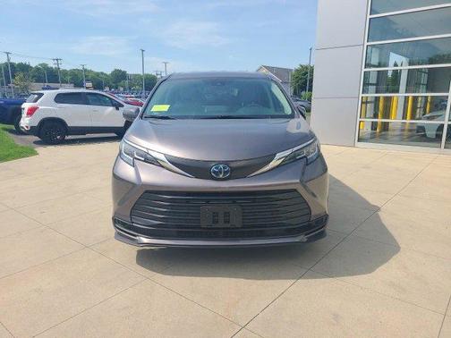 2022 Toyota Sienna LE