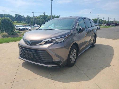 2022 Toyota Sienna LE