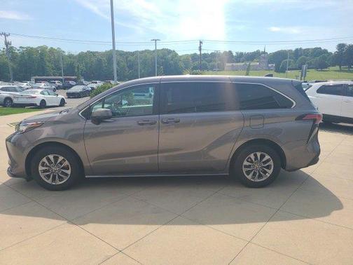 2022 Toyota Sienna LE