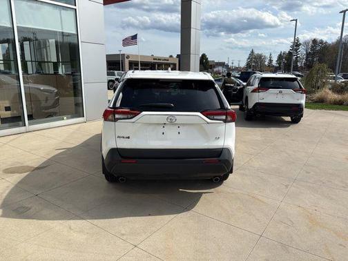 Ice 2023 Toyota RAV4 LE