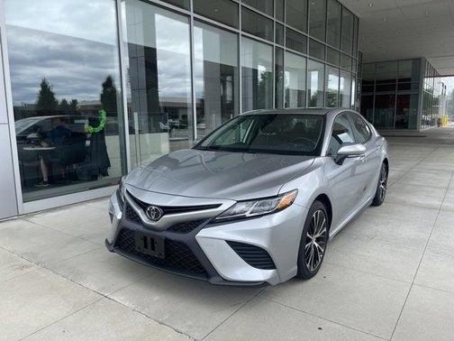Photo 3 of 27 of 2019 Toyota Camry SE