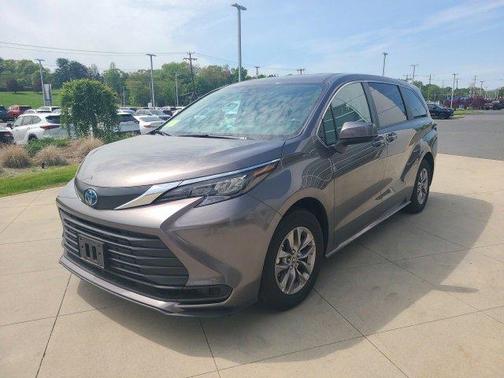 2024 Toyota Sienna LE