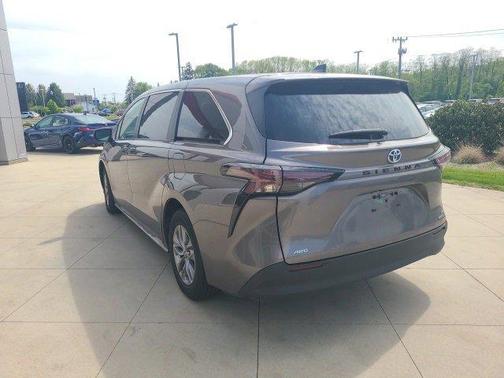 2024 Toyota Sienna LE