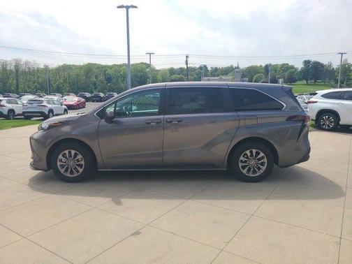 2024 Toyota Sienna LE