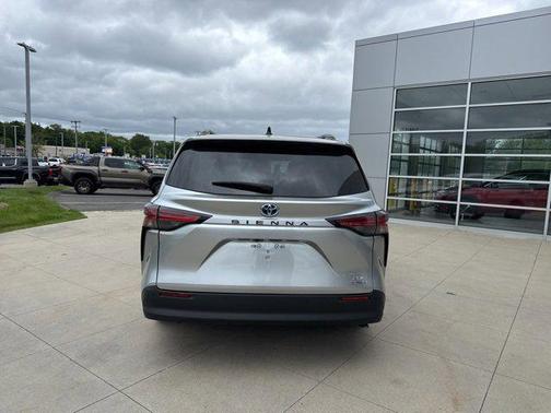 2022 Toyota Sienna XLE 8 Passenger