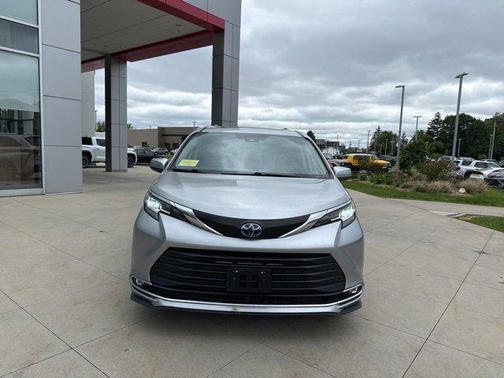 2022 Toyota Sienna XLE 8 Passenger