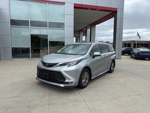 2022 Toyota Sienna XLE 8 Passenger