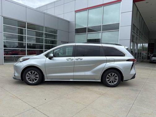 2022 Toyota Sienna XLE 8 Passenger