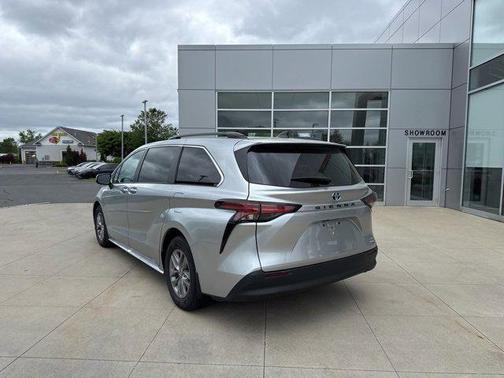 2022 Toyota Sienna XLE 8 Passenger