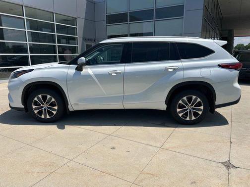 2022 Toyota Highlander Hybrid XLE