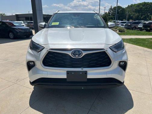 2022 Toyota Highlander Hybrid XLE
