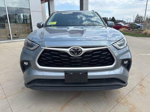 Moon Dust 2021 Toyota Highlander XLE