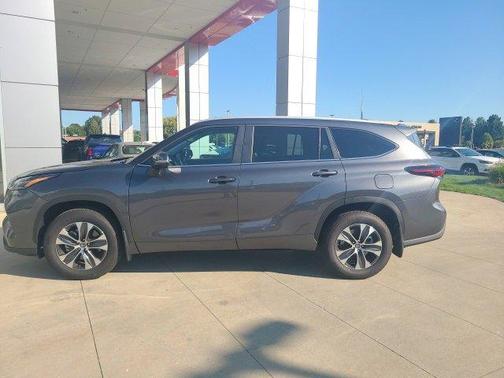 2025 Toyota Highlander XLE