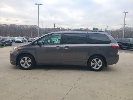 2017 Toyota Sienna LE