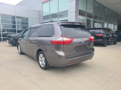 2016 Toyota Sienna LE
