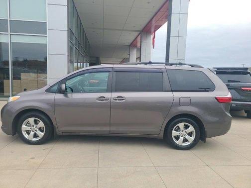 2016 Toyota Sienna LE