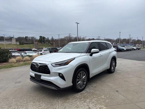 2022 Toyota Highlander Hybrid Platinum