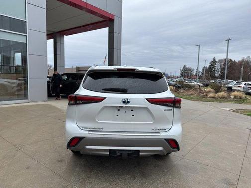 2022 Toyota Highlander Hybrid Platinum