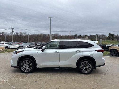 2022 Toyota Highlander Hybrid Platinum