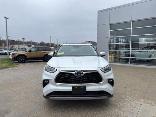 2022 Toyota Highlander Hybrid Platinum