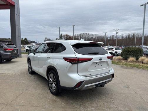 2022 Toyota Highlander Hybrid Platinum