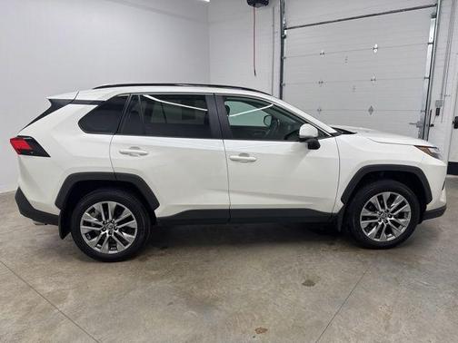 Blizzard Pearl 2022 Toyota RAV4 XLE Premium