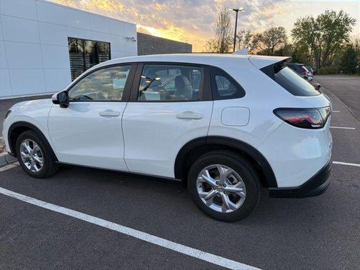 Platinum White Pearl 2023 Honda HR-V LX