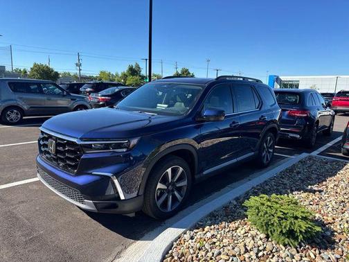 Obsidian 2025 Honda Pilot Touring 8-Passenger