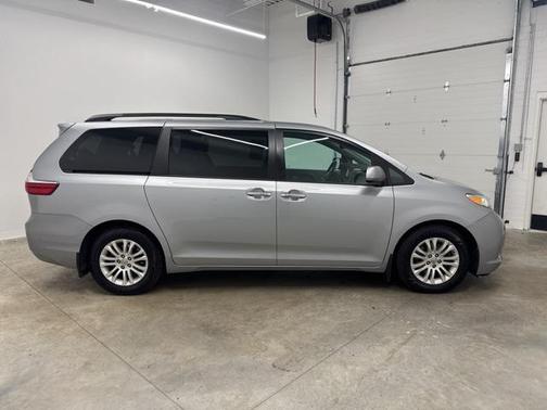 2017 Toyota Sienna XLE