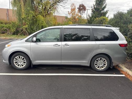 2017 Toyota Sienna XLE