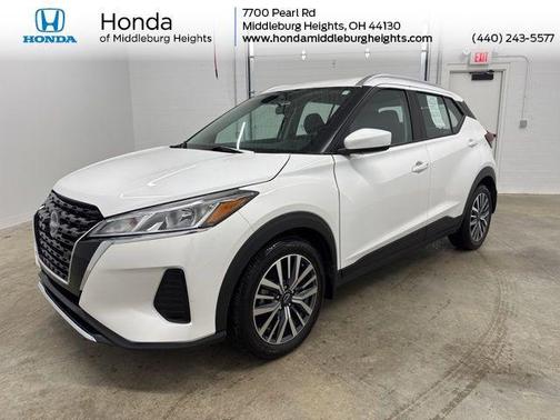 Aspen White Tricoat 2023 Nissan Kicks SV