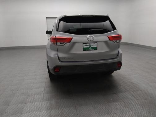 Celestial Silver Metallic 2019 Toyota Highlander LE I4