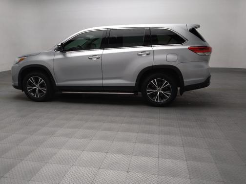 Celestial Silver Metallic 2019 Toyota Highlander LE I4