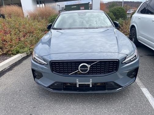 2024 Volvo S60 B5 Plus Dark Theme