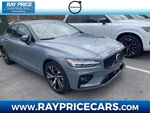 2024 Volvo S60 B5 Plus Dark Theme