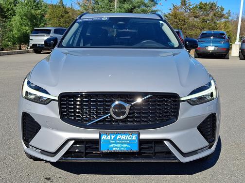 2024 Volvo XC60 B5 Core Dark Theme