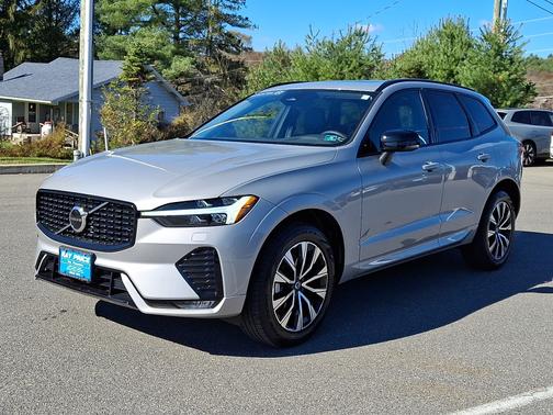 2024 Volvo XC60 B5 Core Dark Theme