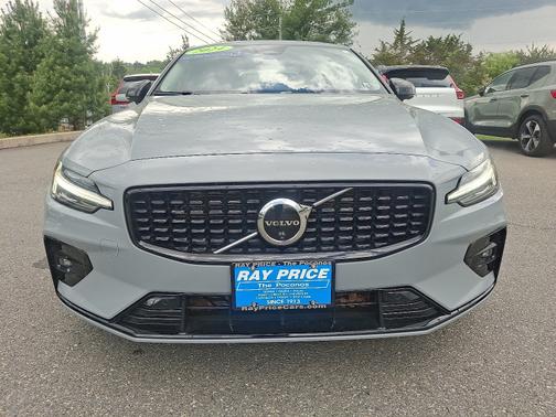 2024 Volvo S60 B5 Plus Dark Theme