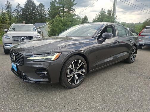 2024 Volvo S60 B5 Plus Dark Theme