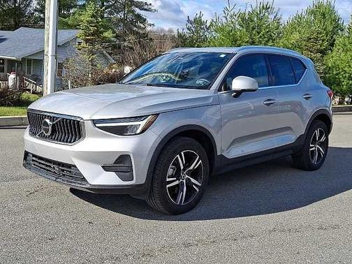 2025 Volvo XC40 Core