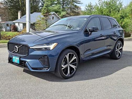 2024 Volvo XC60 B5 Ultimate Dark Theme