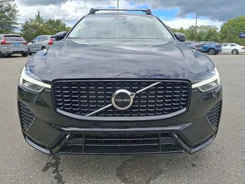 2024 Volvo XC60 B5 Core Dark Theme