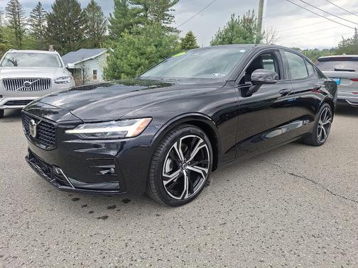 2024 Volvo S60 B5 Core Dark Theme
