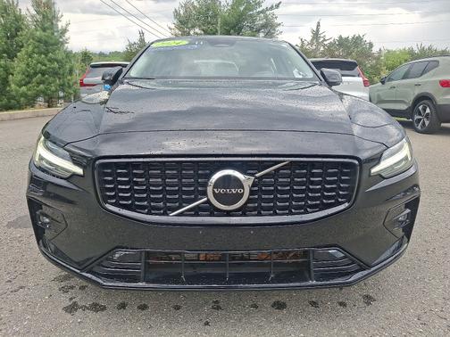 2024 Volvo S60 B5 Core Dark Theme