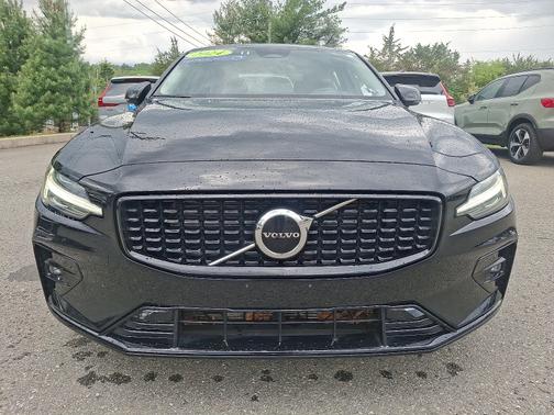 2024 Volvo S60 B5 Core Dark Theme