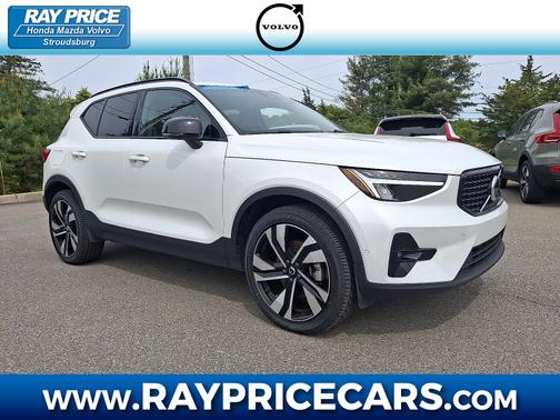 2023 Volvo XC40 B5 Plus Dark Theme