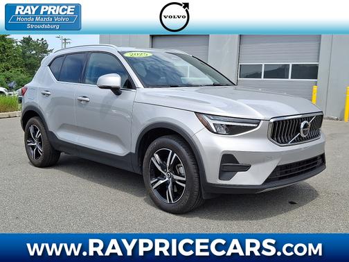 2025 Volvo XC40 B5 Core Bright Theme