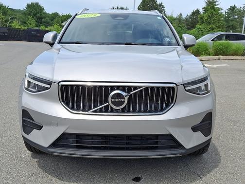 2025 Volvo XC40 B5 Core Bright Theme