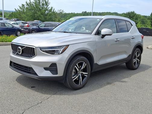 2025 Volvo XC40 B5 Core Bright Theme